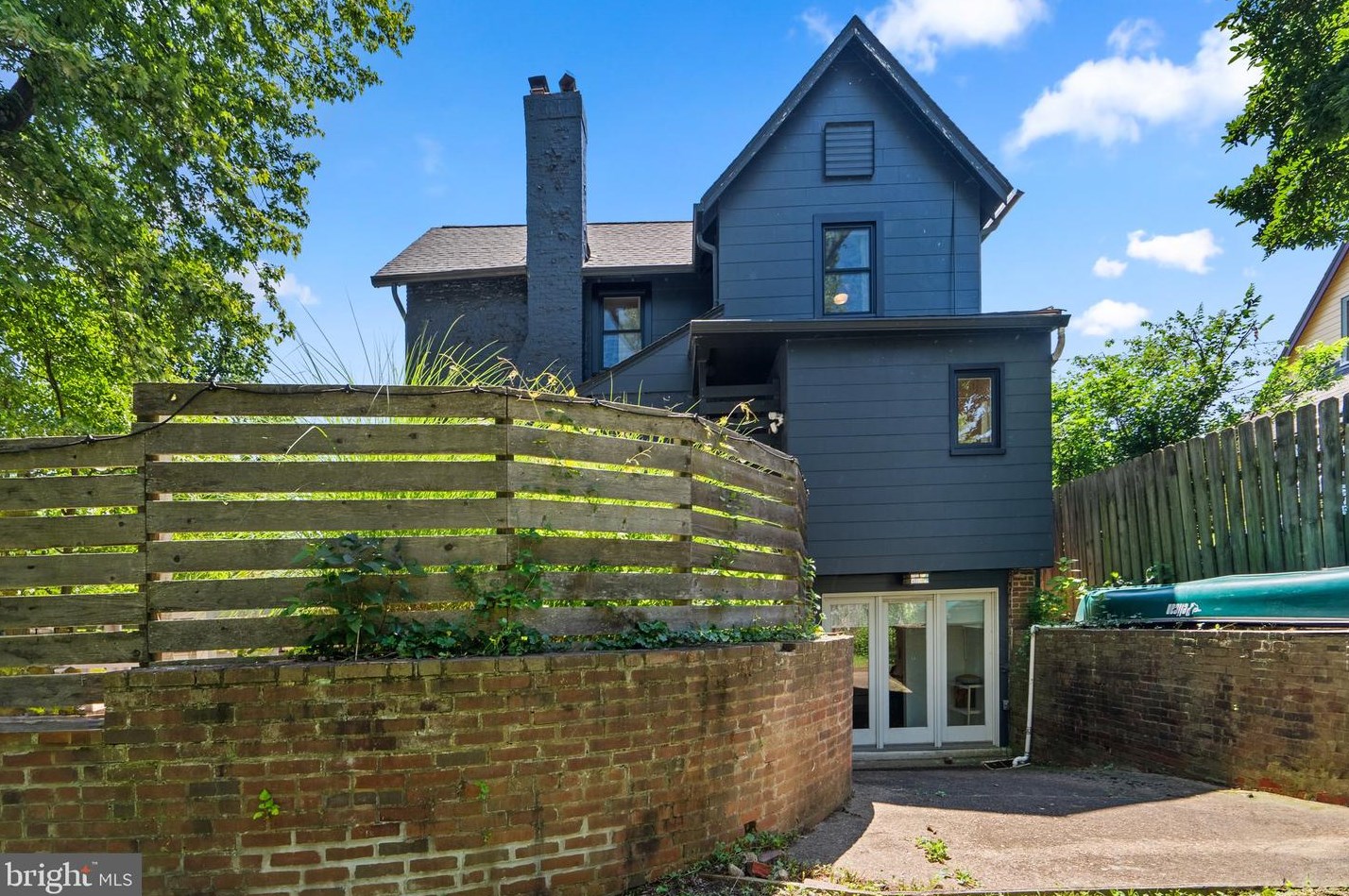 609 Pershing Dr, Silver Spring MD 20910-4489 exterior