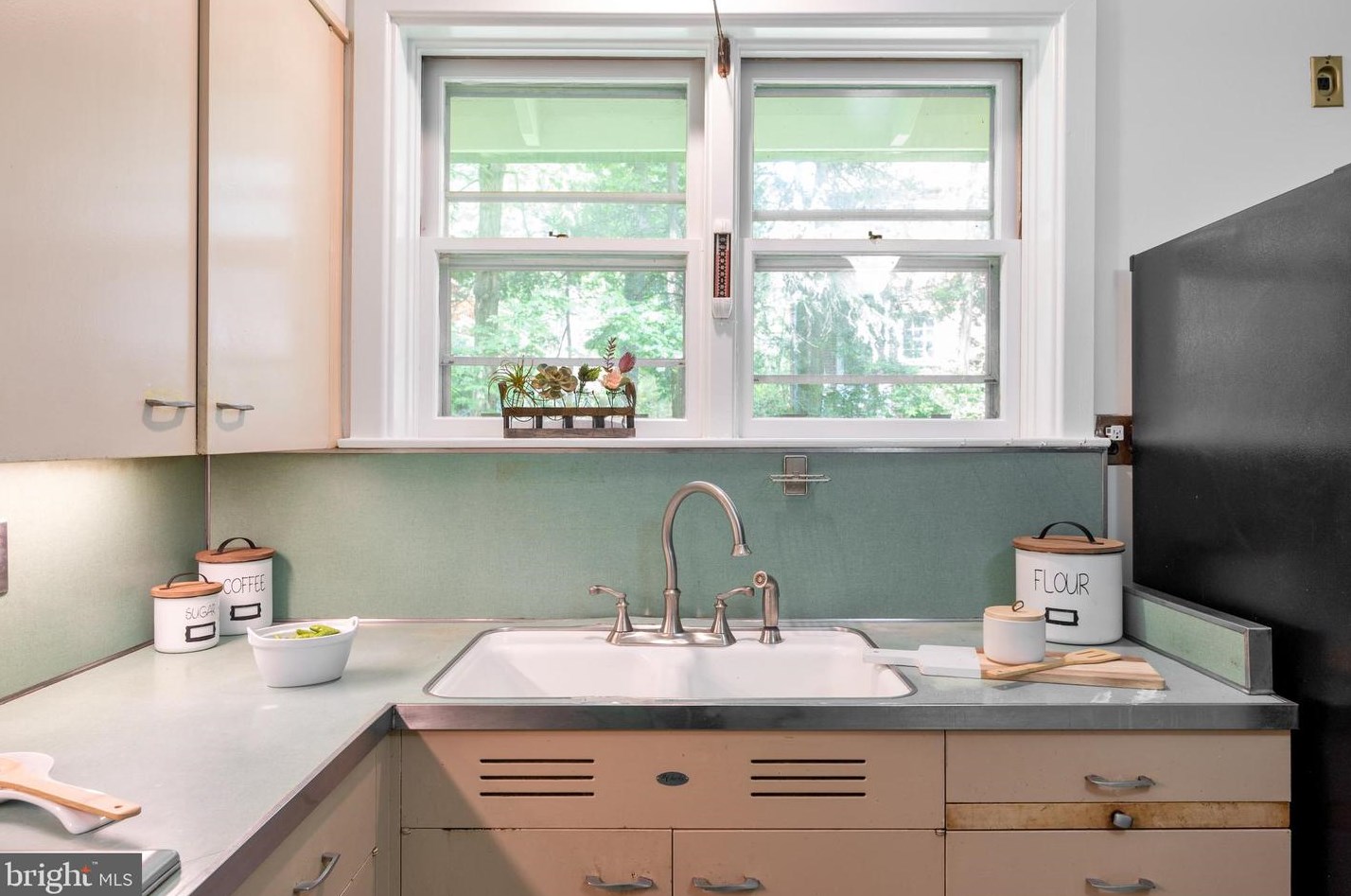 7320 Glenside Dr, Silver Spring MD 20912-7327 exterior