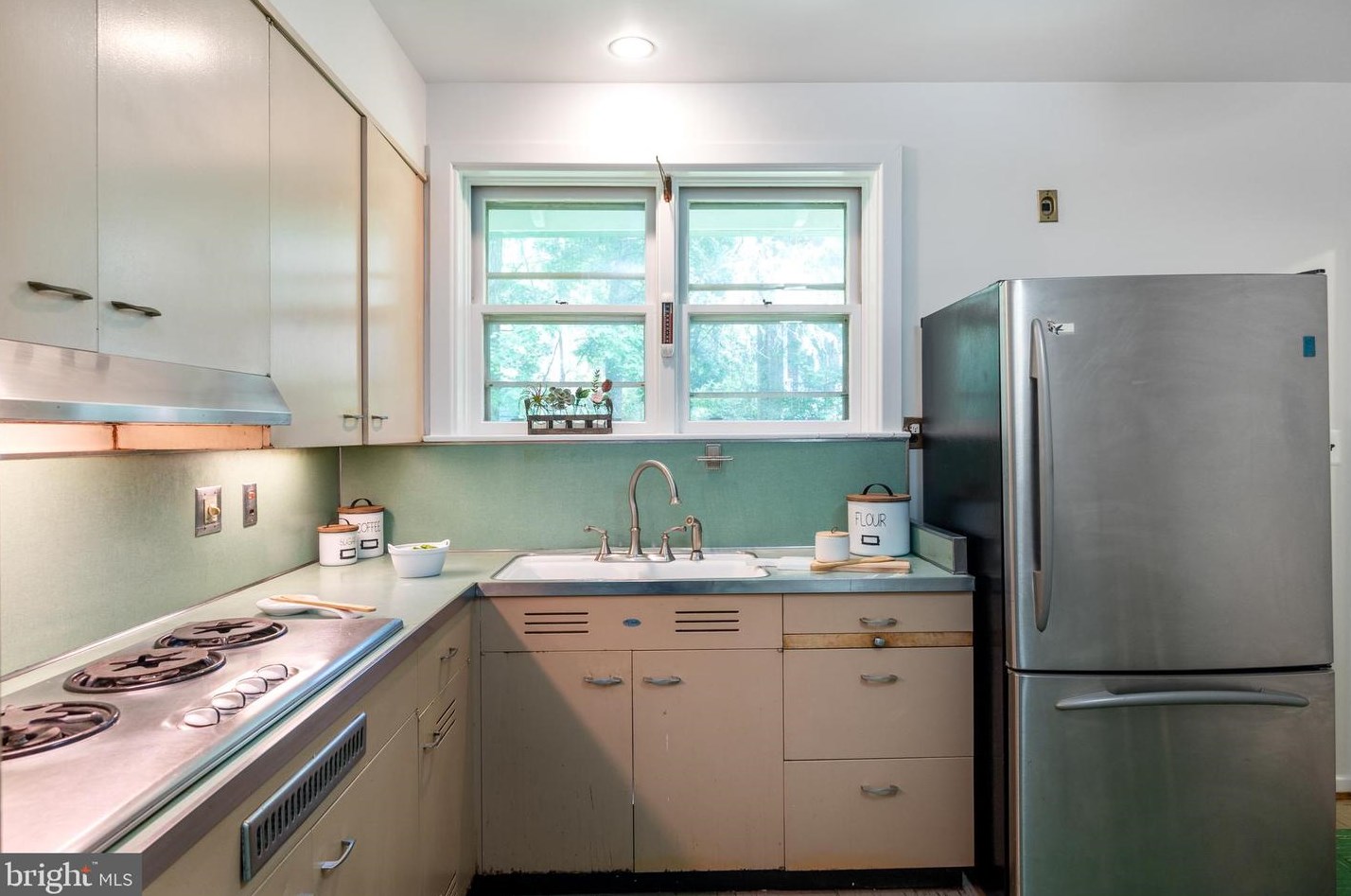 7320 Glenside Dr, Silver Spring MD 20912-7327 exterior