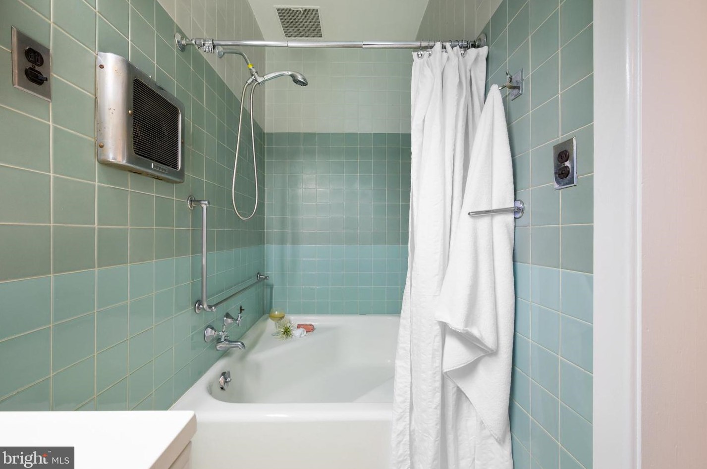 7320 Glenside Dr, Silver Spring MD 20912-7327 exterior