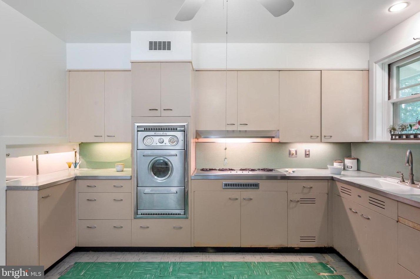 7320 Glenside Dr, Silver Spring MD 20912-7327 exterior