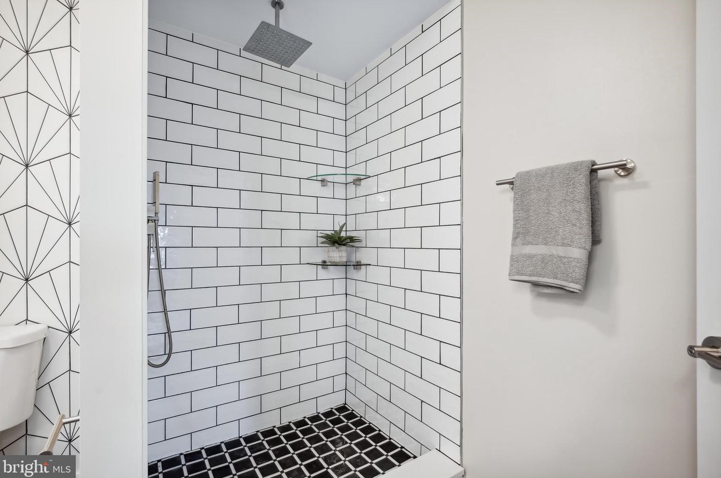 7316 New Hampshire Ave, Silver Spring MD 20905-5625 exterior