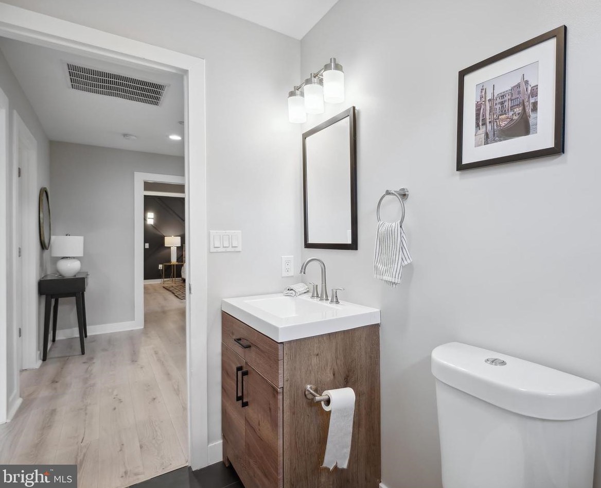 7316 New Hampshire Ave, Silver Spring MD 20905-5625 exterior