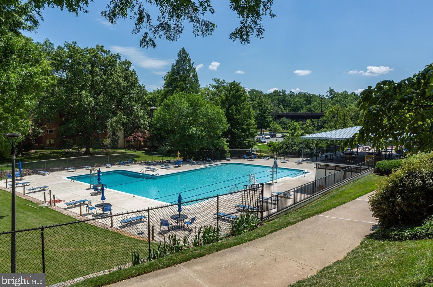 10201 Grosvenor Pl, Rockville MD  20852-4600 exterior