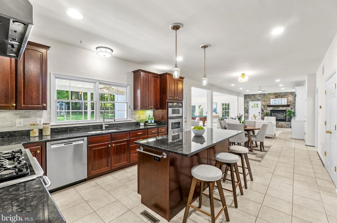 21046 Woodfield Rd, Gaithersburg MD 20882-1203 exterior