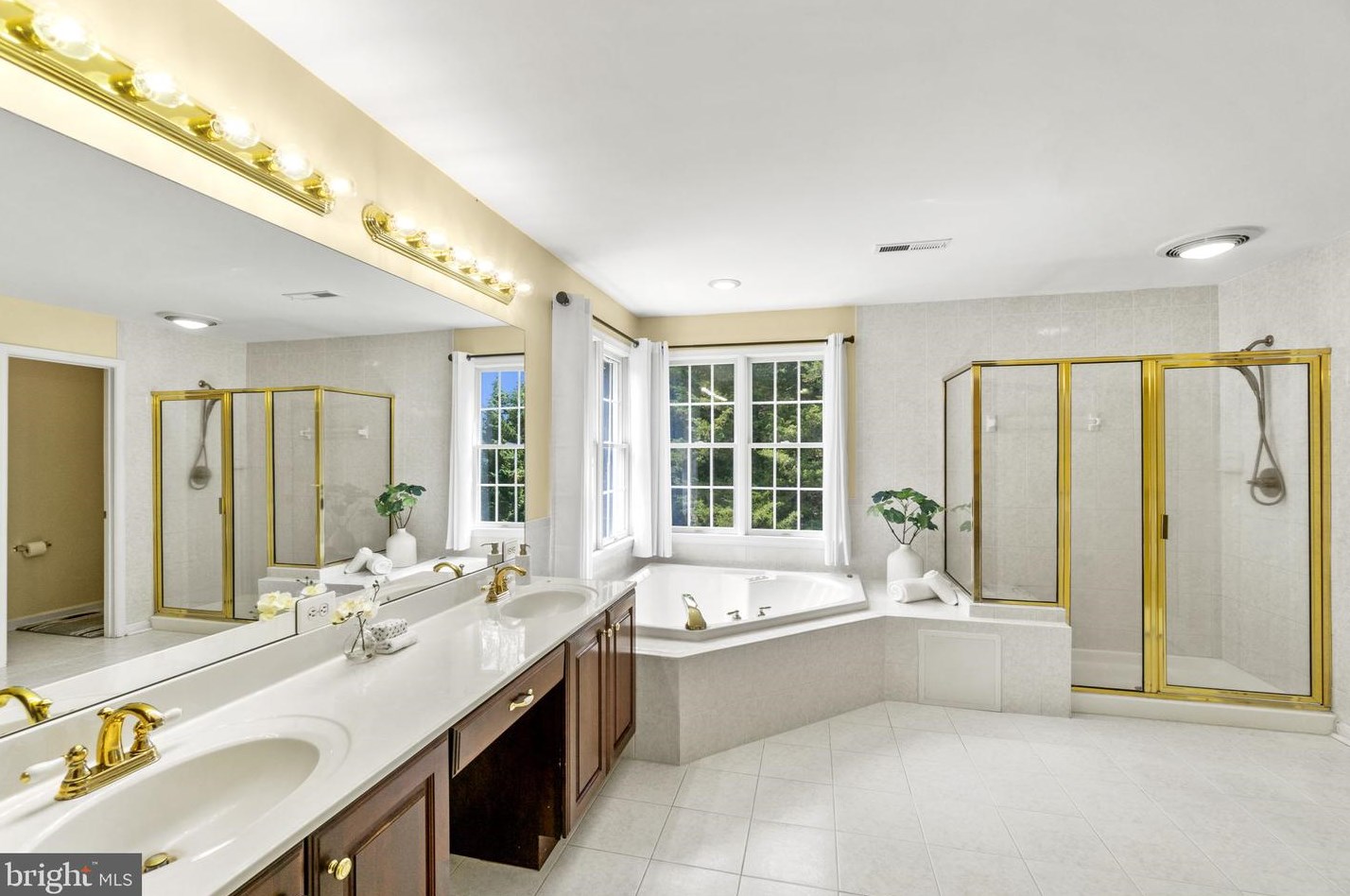 21046 Woodfield Rd, Gaithersburg MD 20882-1203 exterior