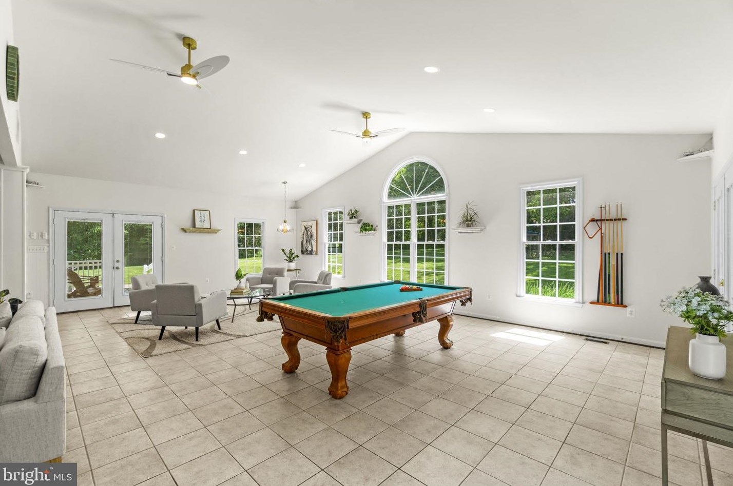 21046 Woodfield Rd, Gaithersburg MD 20882-1203 exterior