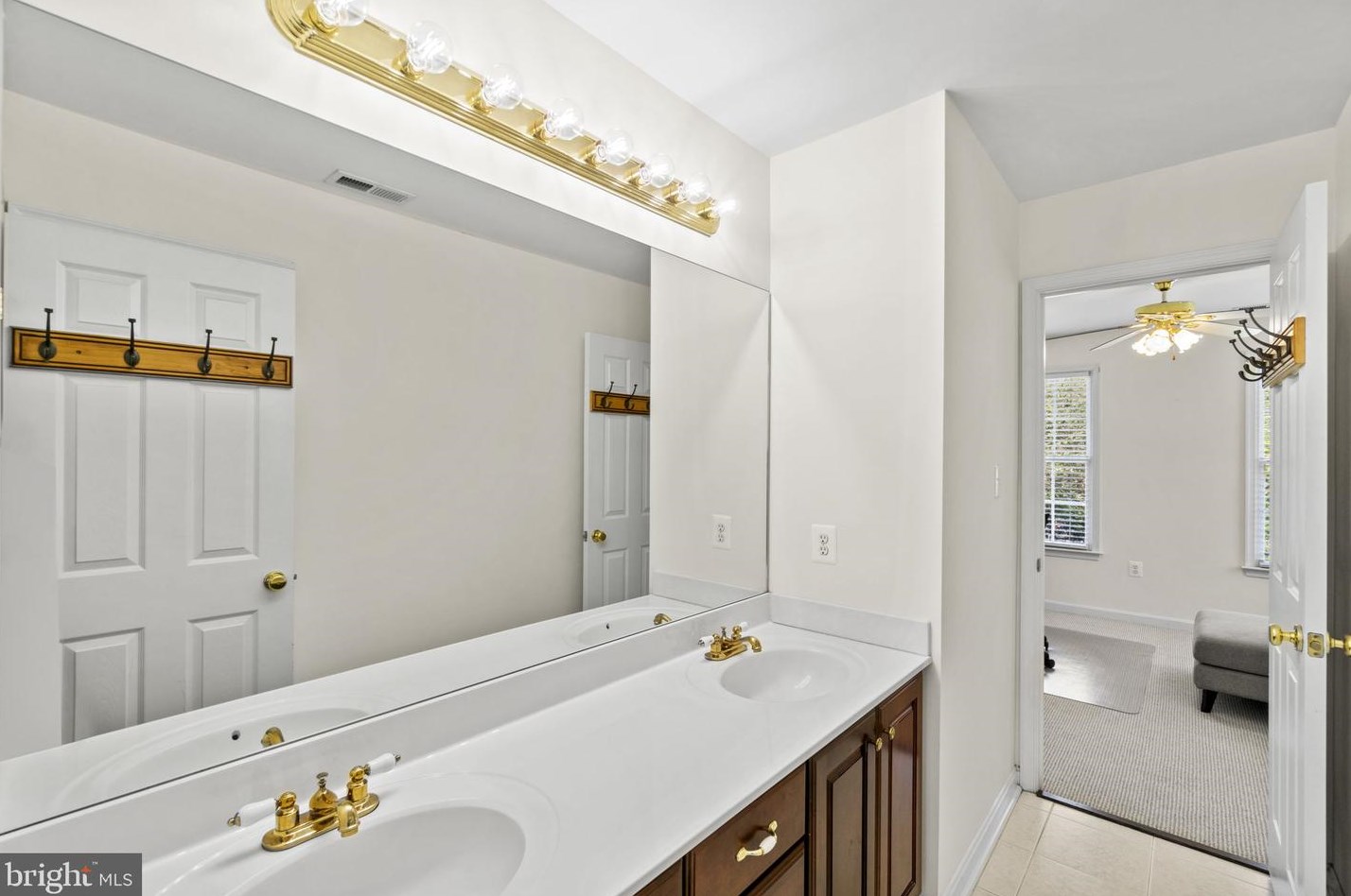 21046 Woodfield Rd, Gaithersburg MD 20882-1203 exterior