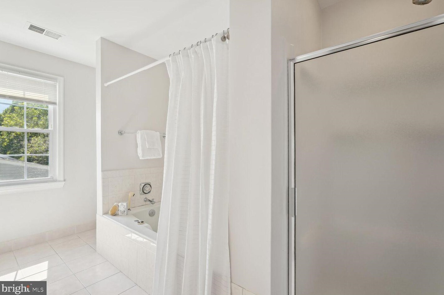 9813 Korman Ct, Rockville MD 20854-2042 exterior