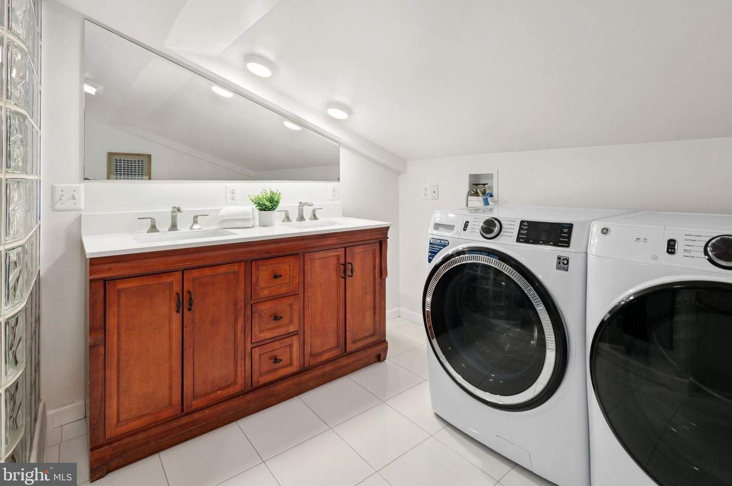 2304 Mcauliffe Dr, Rockville MD 20851-1550 exterior