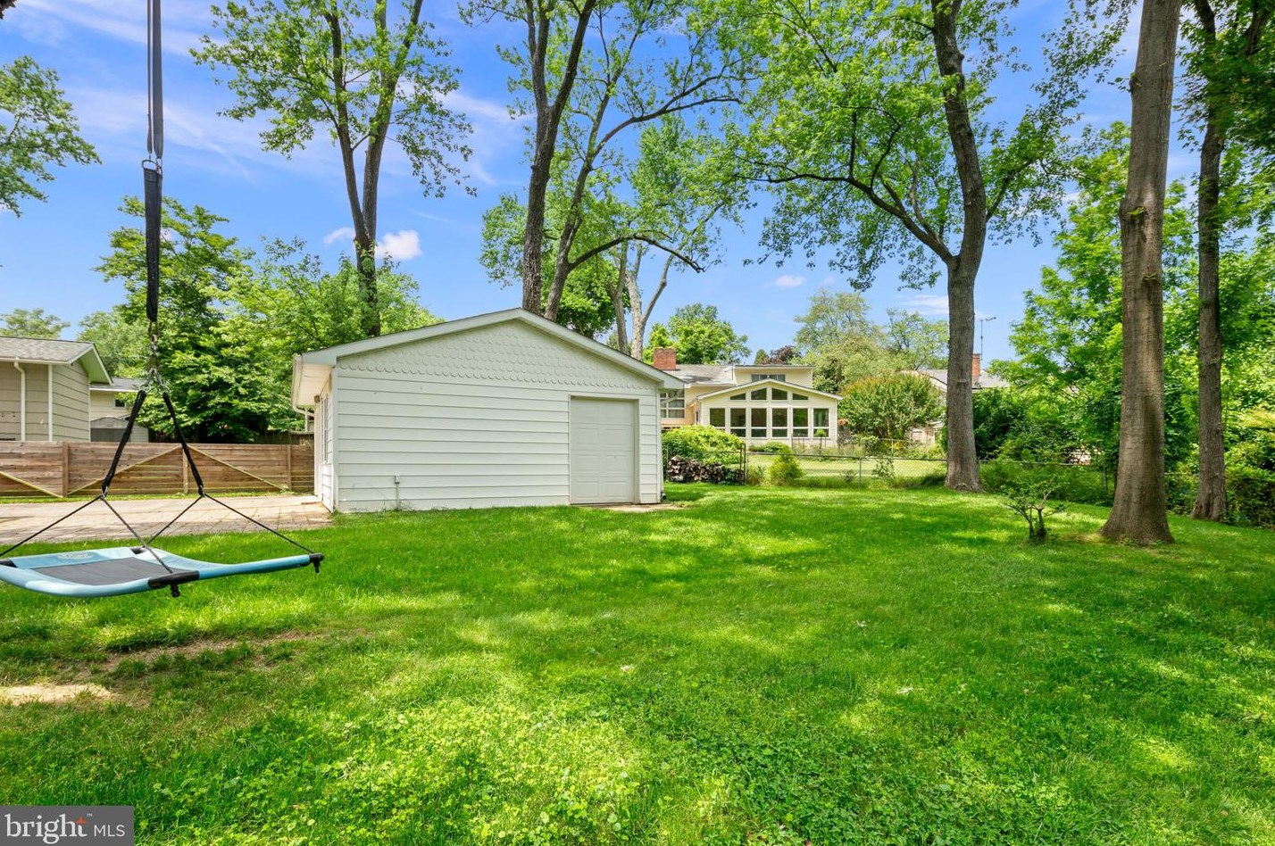 2304 Mcauliffe Dr, Rockville MD 20851-1550 exterior