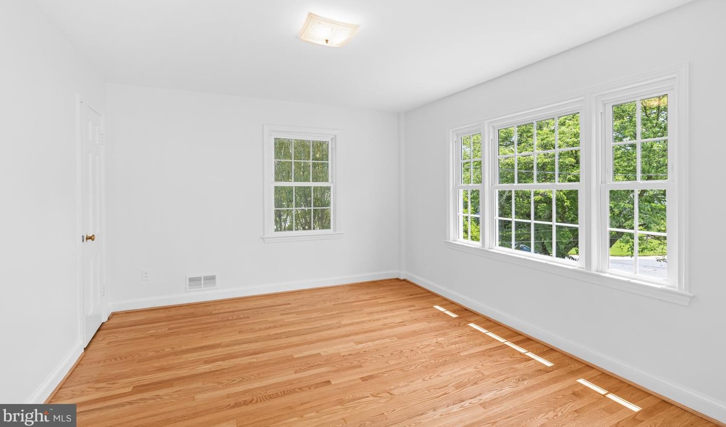 3601 Dunlop St, Bethesda MD 20815-5924 exterior