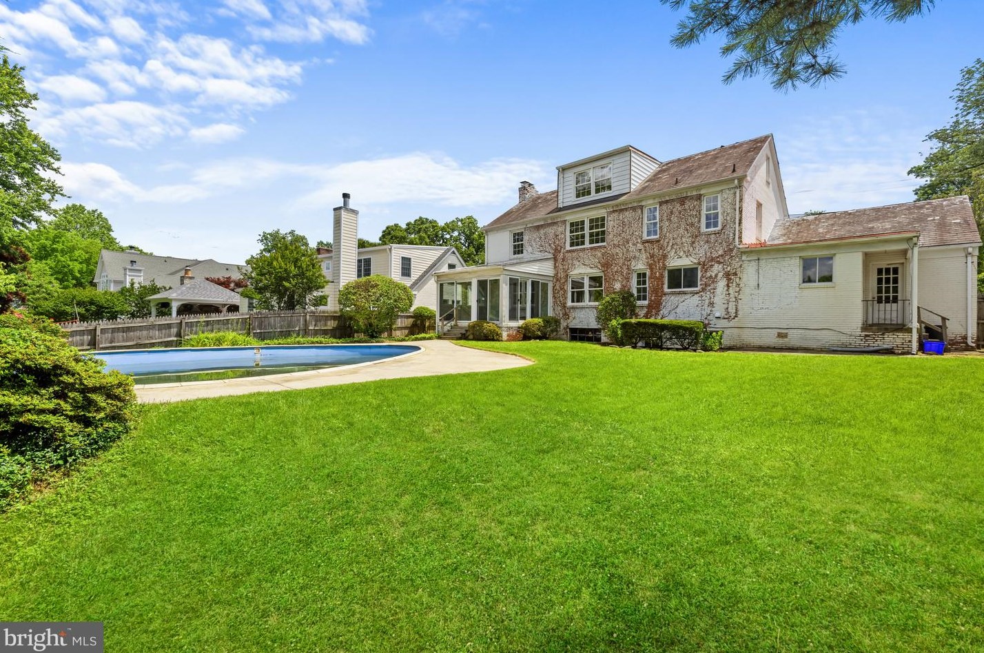 3601 Dunlop St, Bethesda MD 20815-5924 exterior