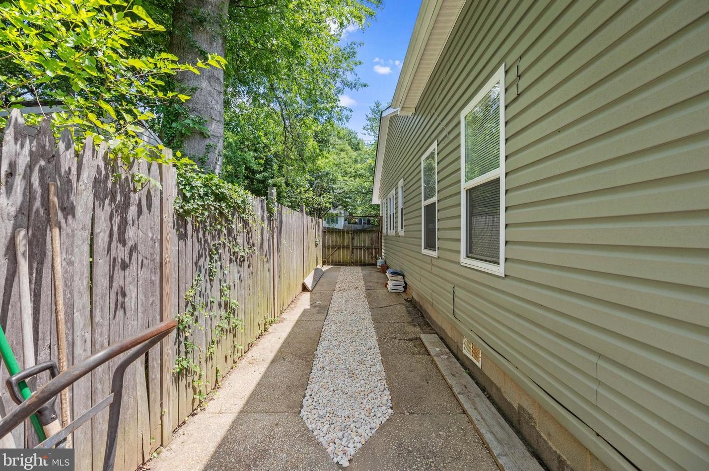 1127 Lewis Ave, Rockville MD 20851-2330 exterior