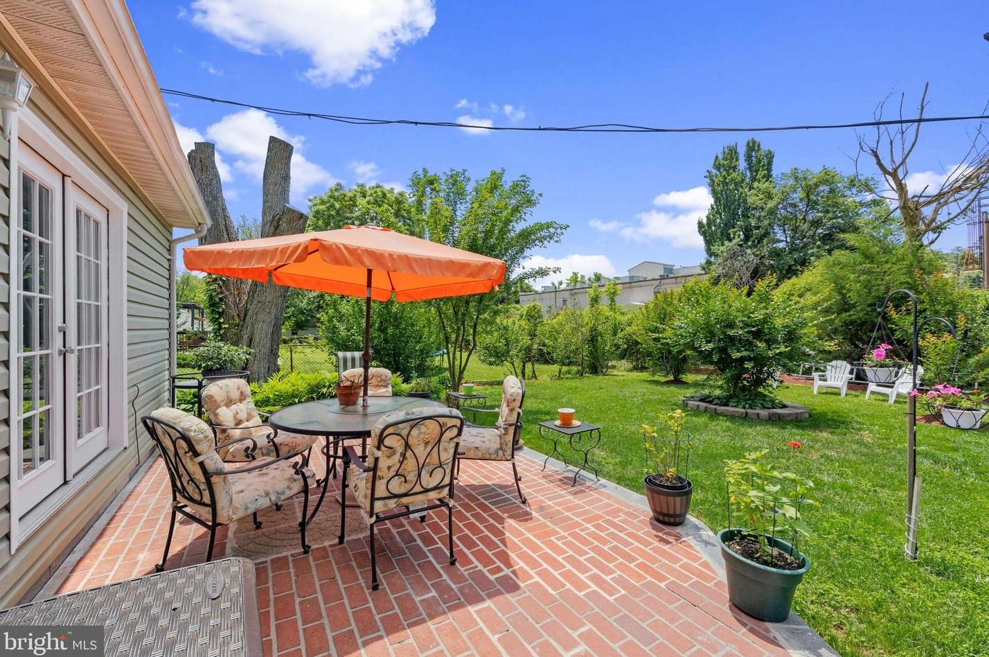 1127 Lewis Ave, Rockville MD 20851-2330 exterior