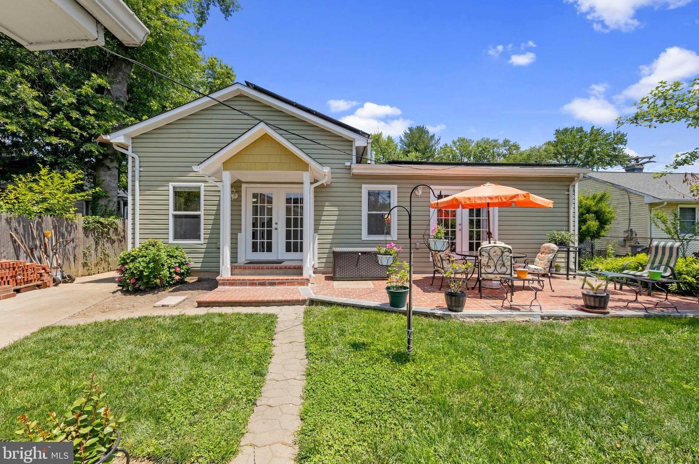 1127 Lewis Ave, Rockville MD 20851-2330 exterior