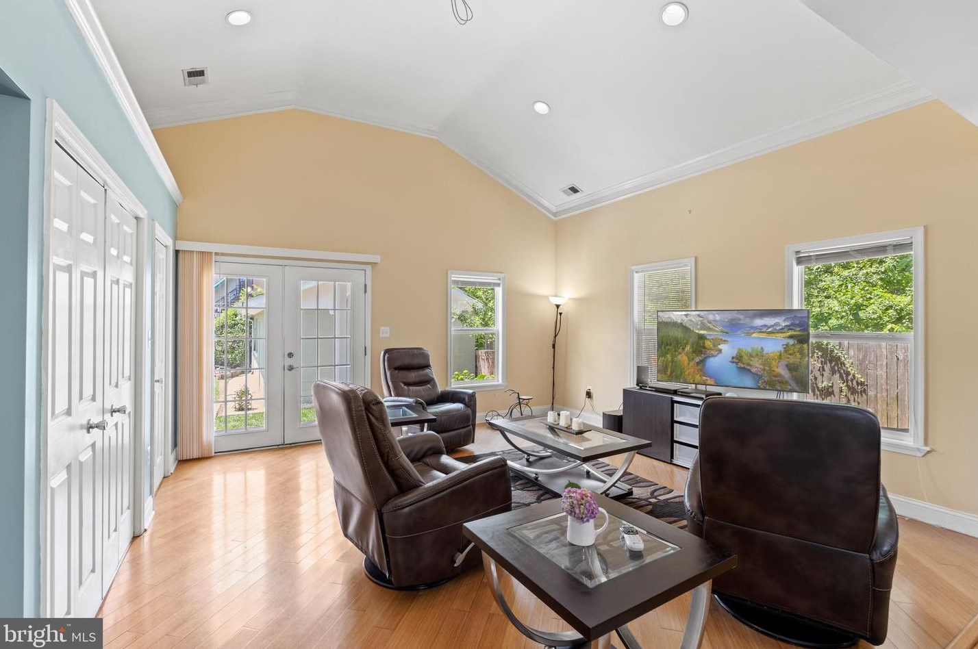 1127 Lewis Ave, Rockville MD 20851-2330 exterior