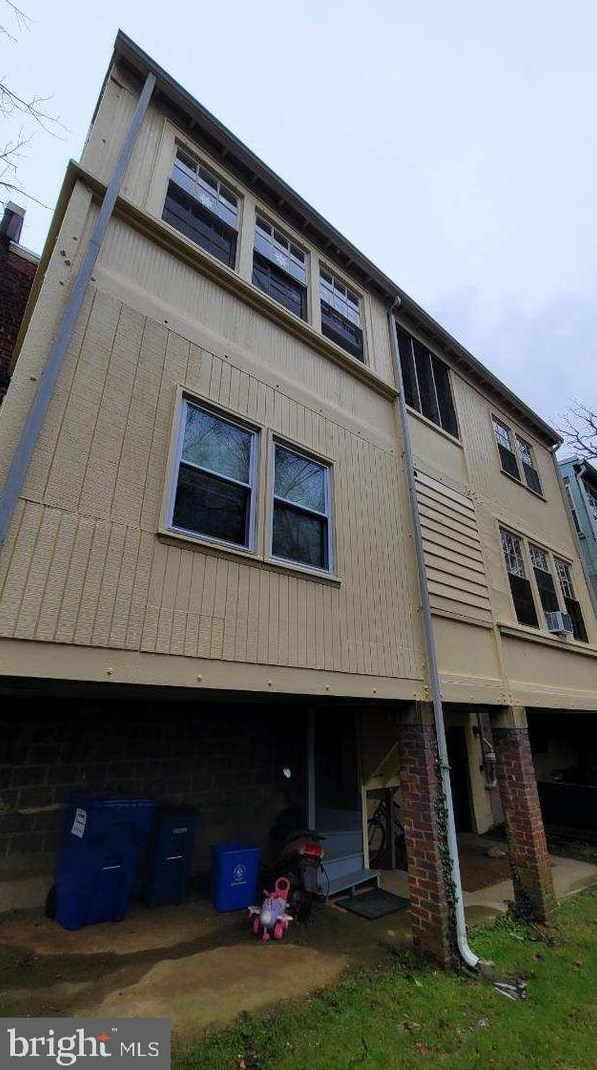 8215 Schrider St, Silver Spring, MD 20910-4641