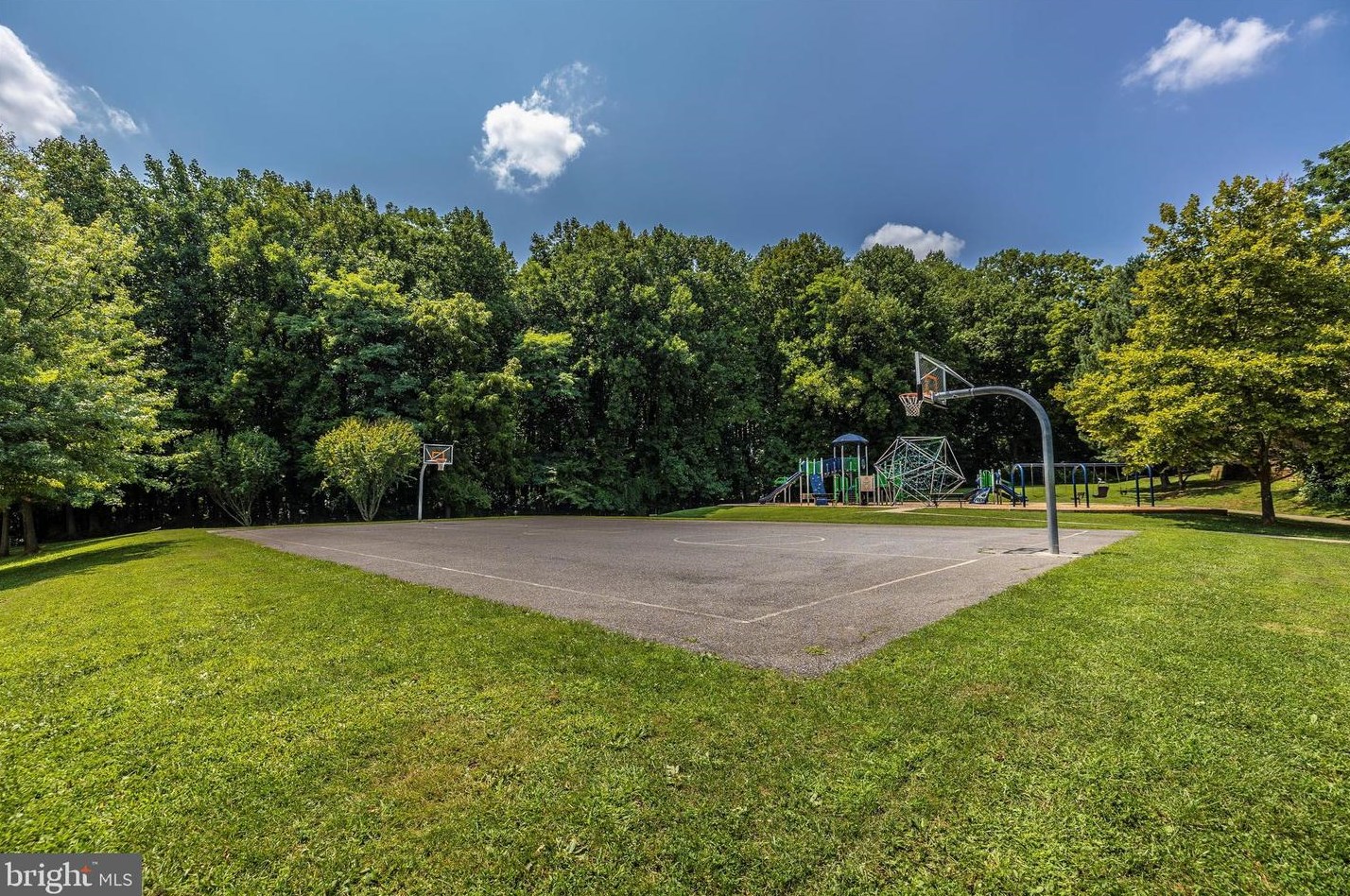 10825 Luxberry Dr, Rockville MD 20852-5505 exterior