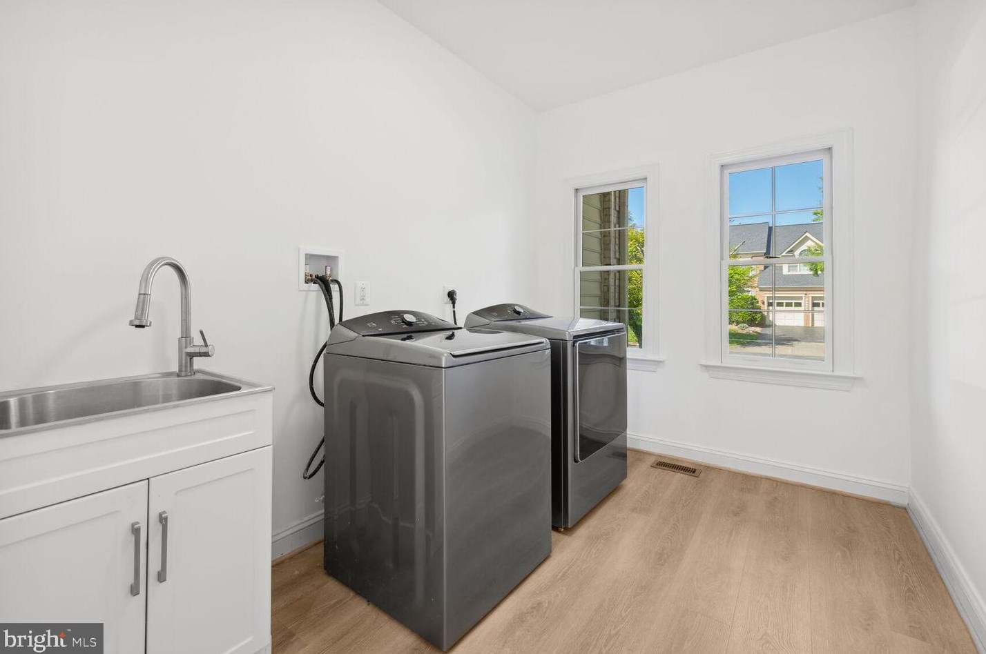 9909 Bald Cypress Dr, Rockville MD 20850-5412 exterior