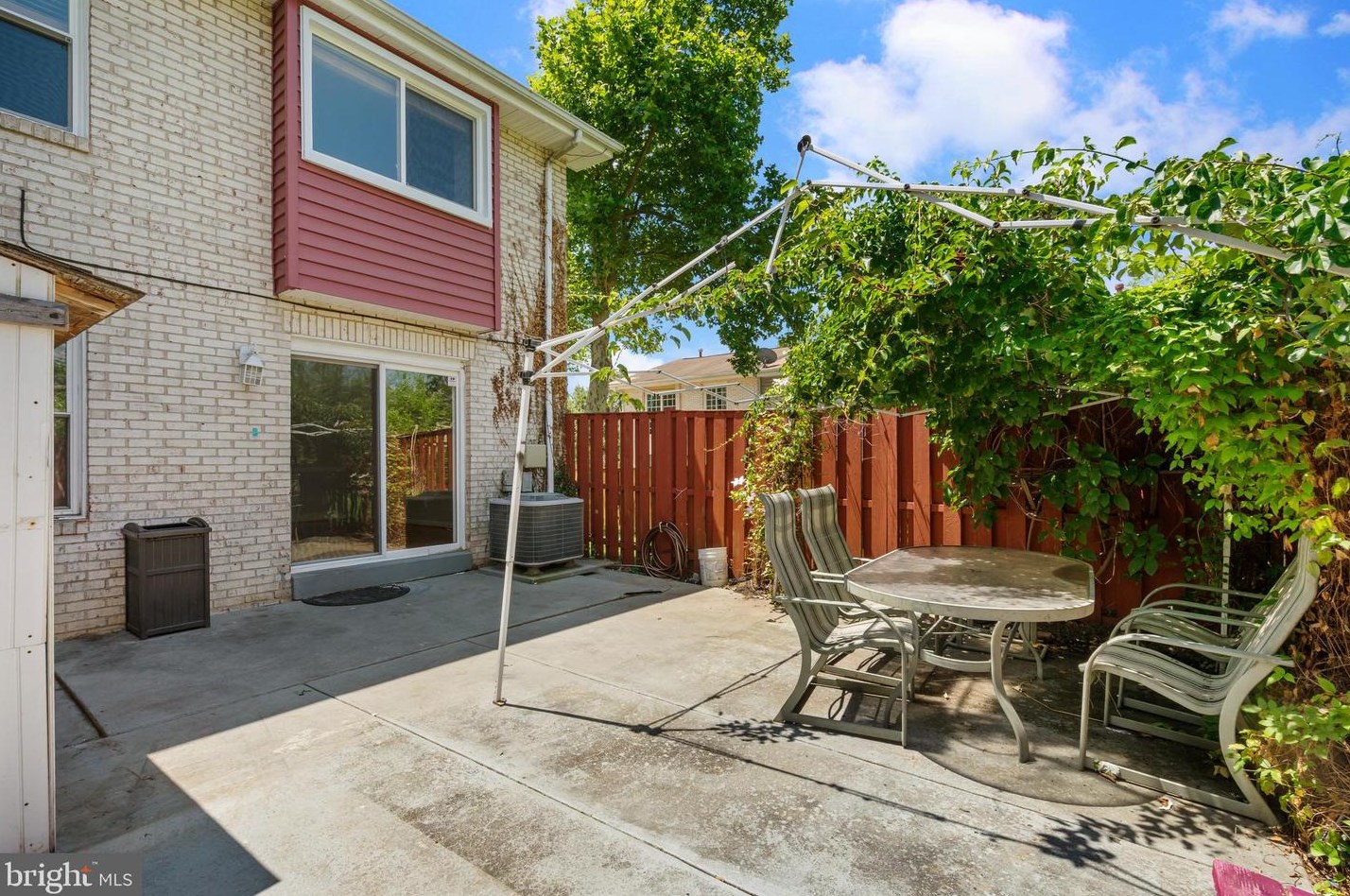8137 Pepperwood Ln, Gaithersburg MD  20877-1151 exterior