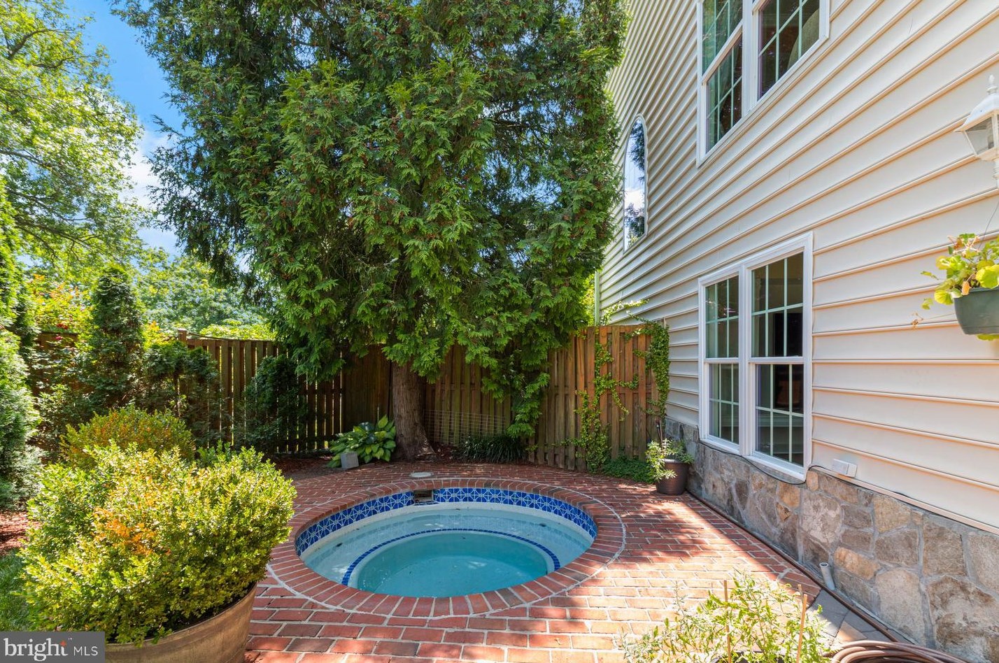 1919 Dundee Rd, Rockville MD exterior