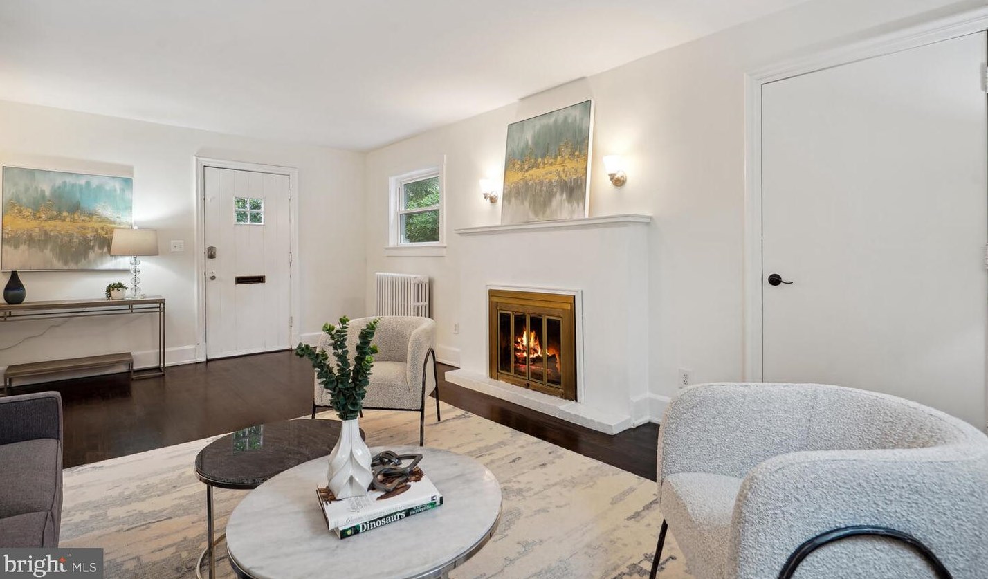 9313 Colesville Rd, Silver Spring MD 20901-4817 exterior