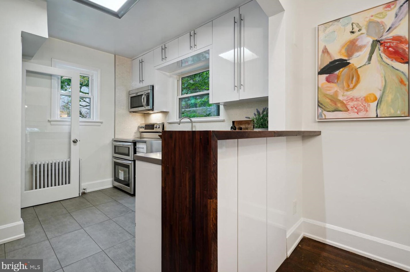 9313 Colesville Rd, Silver Spring MD 20901-4817 exterior