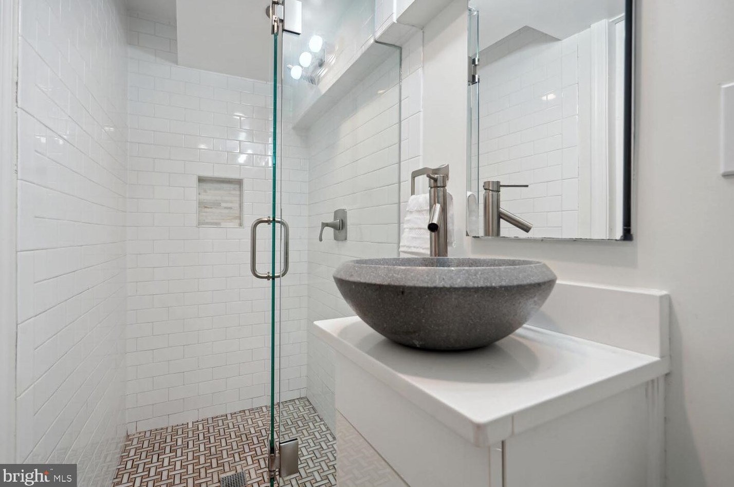 9313 Colesville Rd, Silver Spring MD 20901-4817 exterior