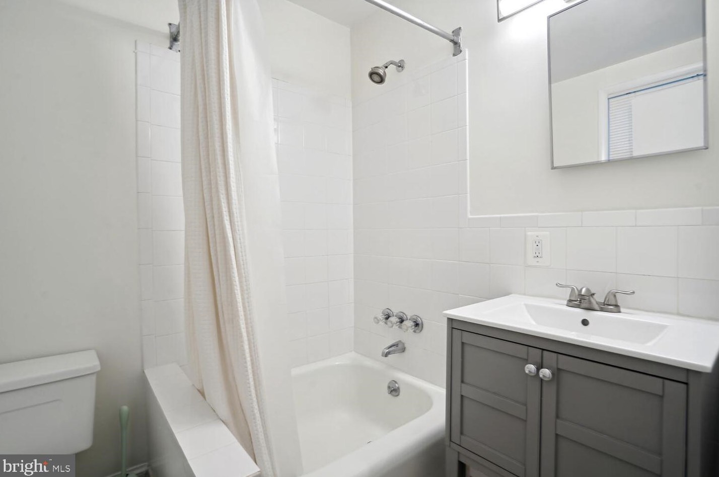 9313 Colesville Rd, Silver Spring MD 20901-4817 exterior