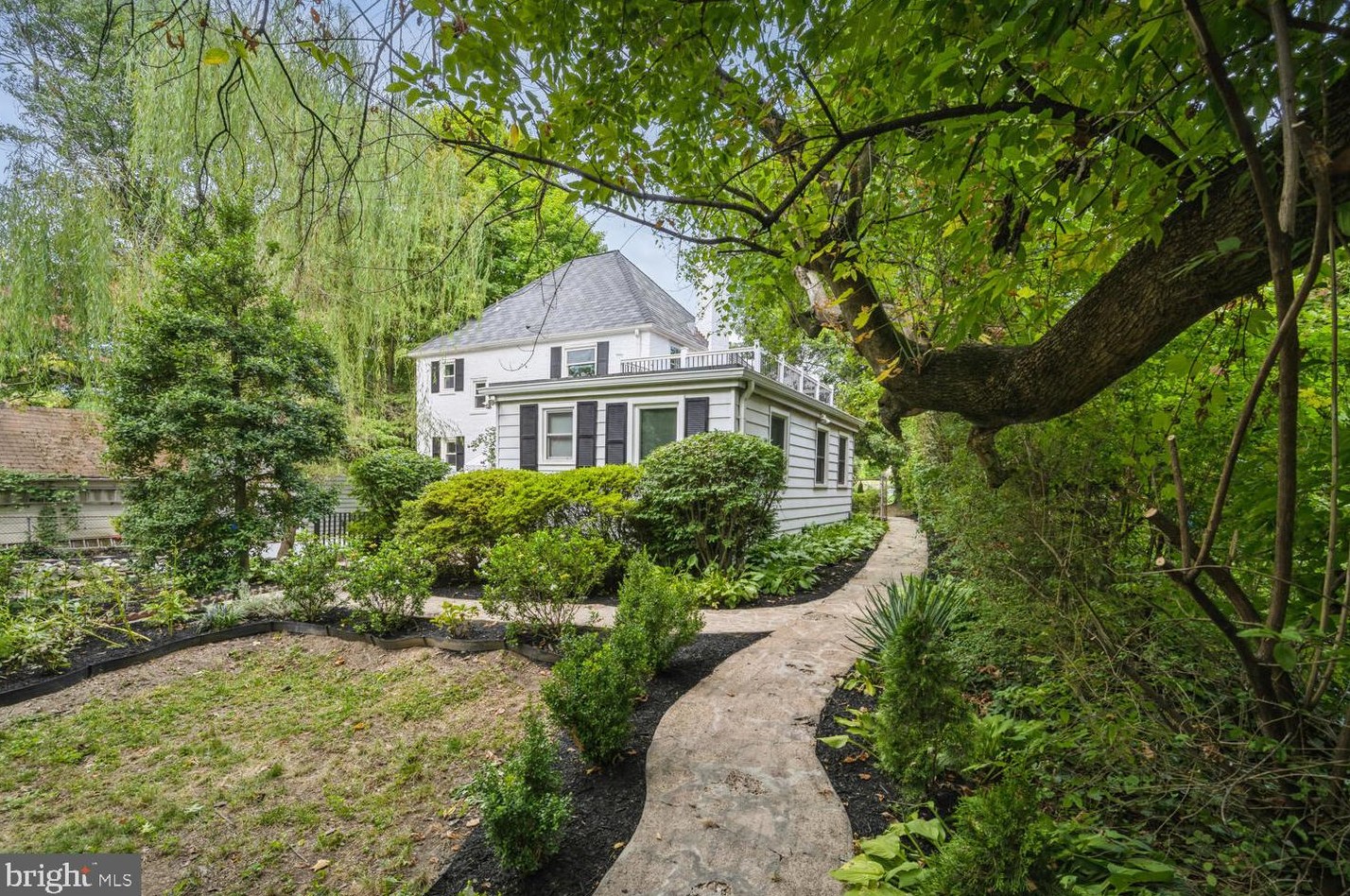 9313 Colesville Rd, Silver Spring MD 20901-4817 exterior