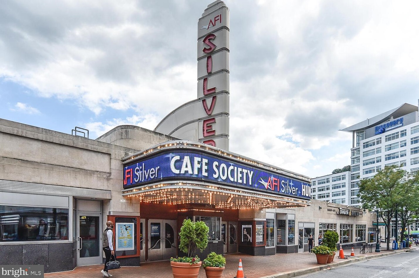 9313 Colesville Rd, Silver Spring MD 20901-4817 exterior