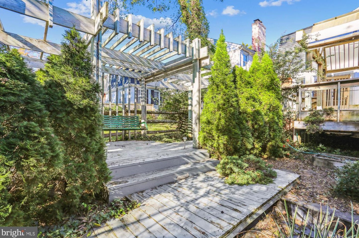 5514 Charles St, Bethesda MD 20814-1615 exterior