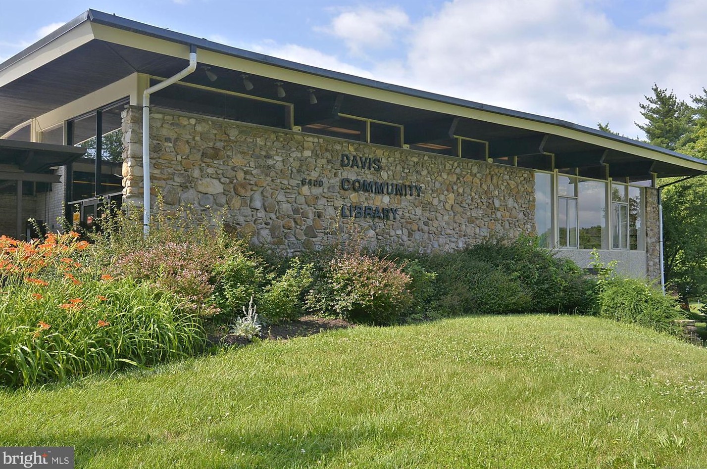 5514 Charles St, Bethesda MD 20814-1615 exterior