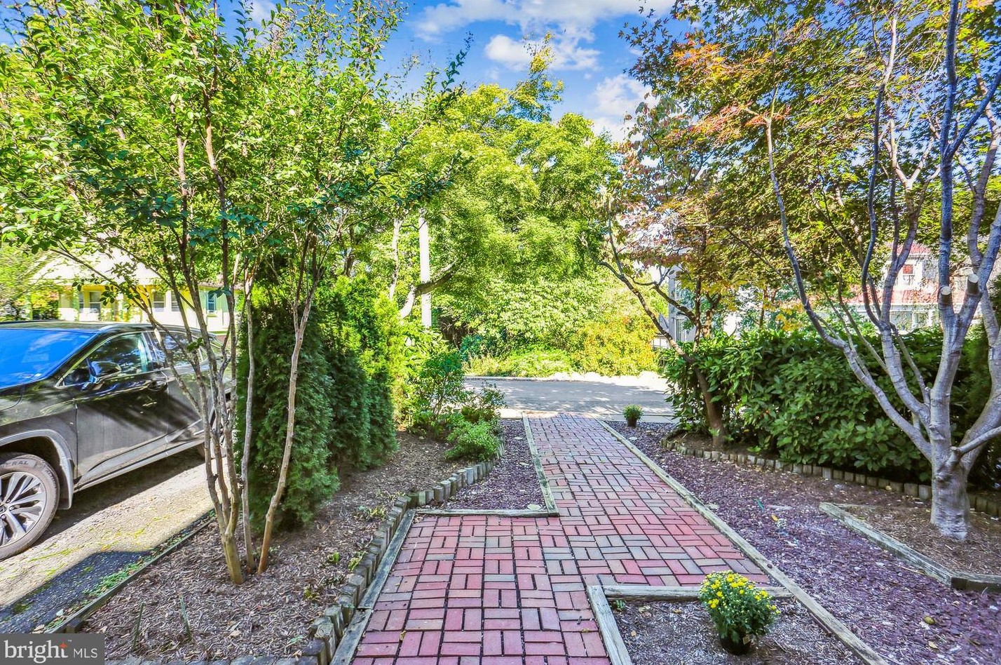 5514 Charles St, Bethesda MD 20814-1615 exterior