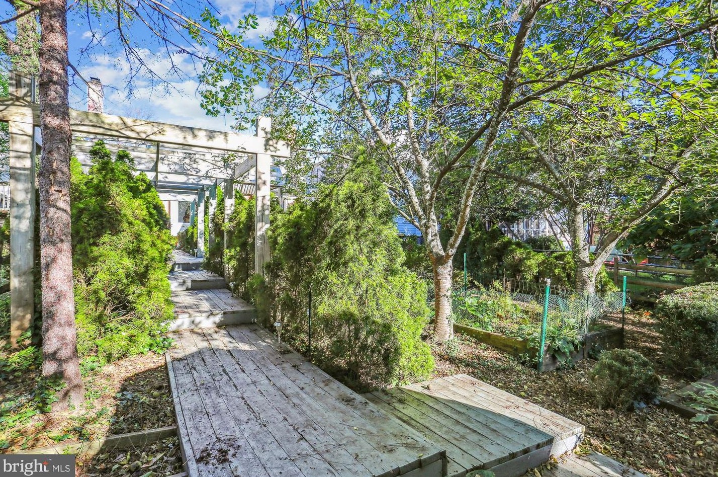 5514 Charles St, Bethesda MD 20814-1615 exterior