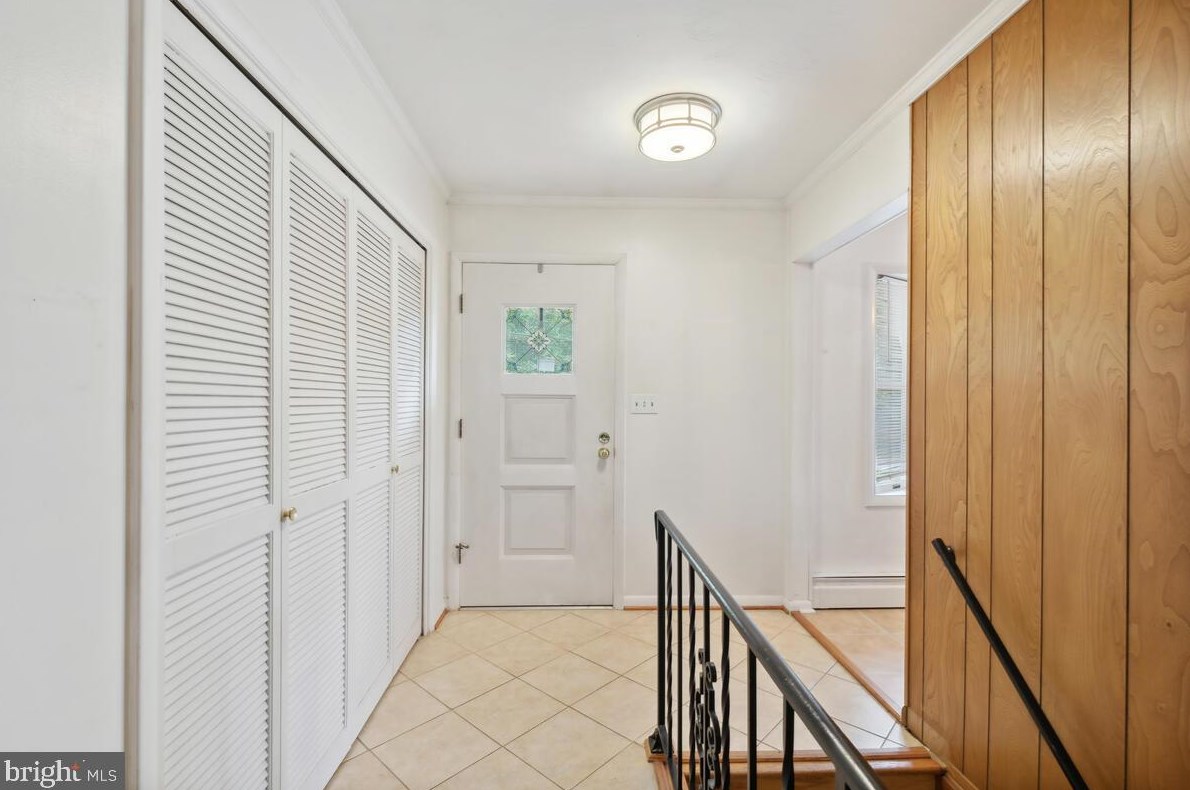 25512 Jarl Dr, Gaithersburg, MD 20882