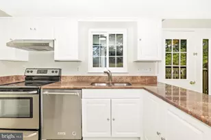 11181 Captain's Walk Ct, North Potomac, MD 20878 - Photo 2