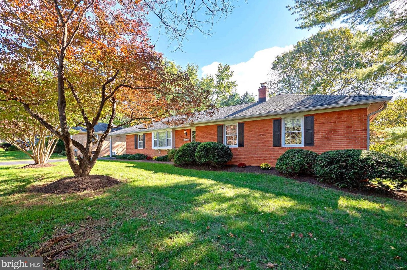 17605 Prince Edward Dr, Olney, MD 20832-2140