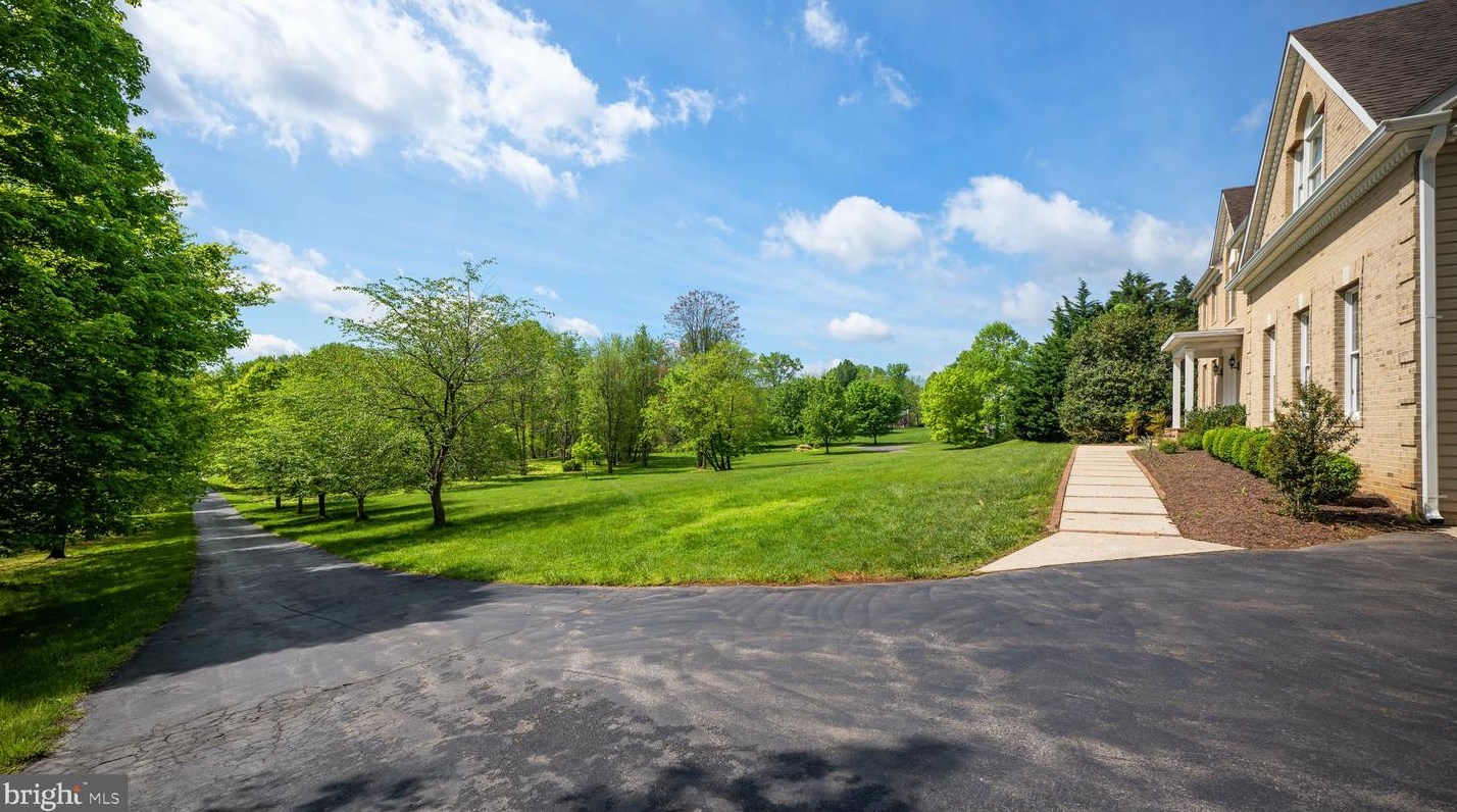 24233 Clematis Dr, Gaithersburg, MD 20882-3821
