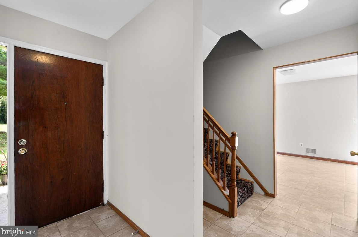 18005 Cactus Ct, Gaithersburg, MD 20877-3817
