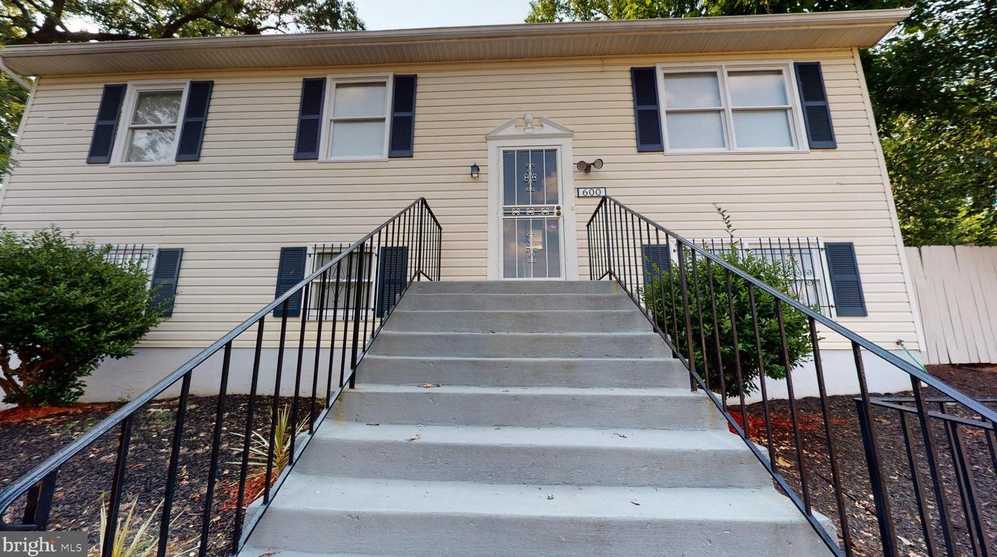 600 62nd Pl, Capitol Heights, MD 20743-1637