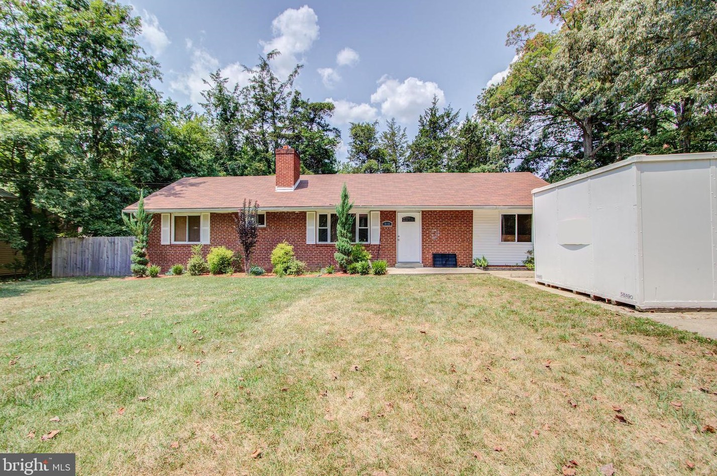 810 Forest Dr, Oxon Hill, MD 20745-1716