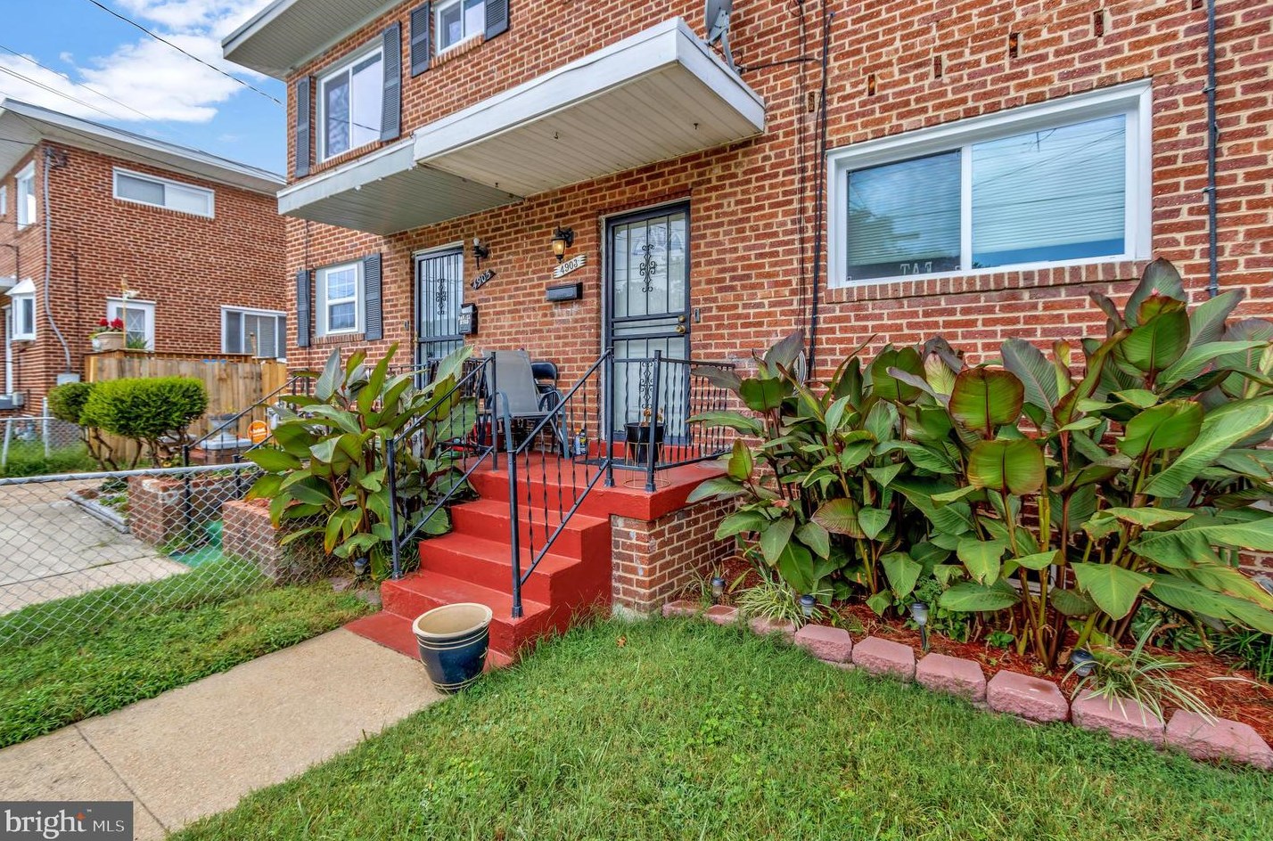 4903 Winthrop St, Oxon Hill, MD 20745-2667
