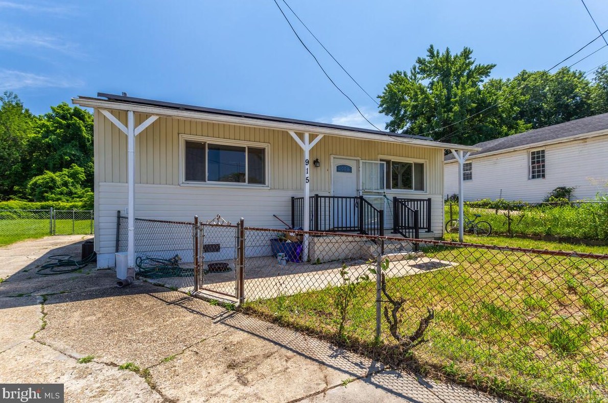 915 Balsamtree Dr, Capitol Heights, MD 20743-1432
