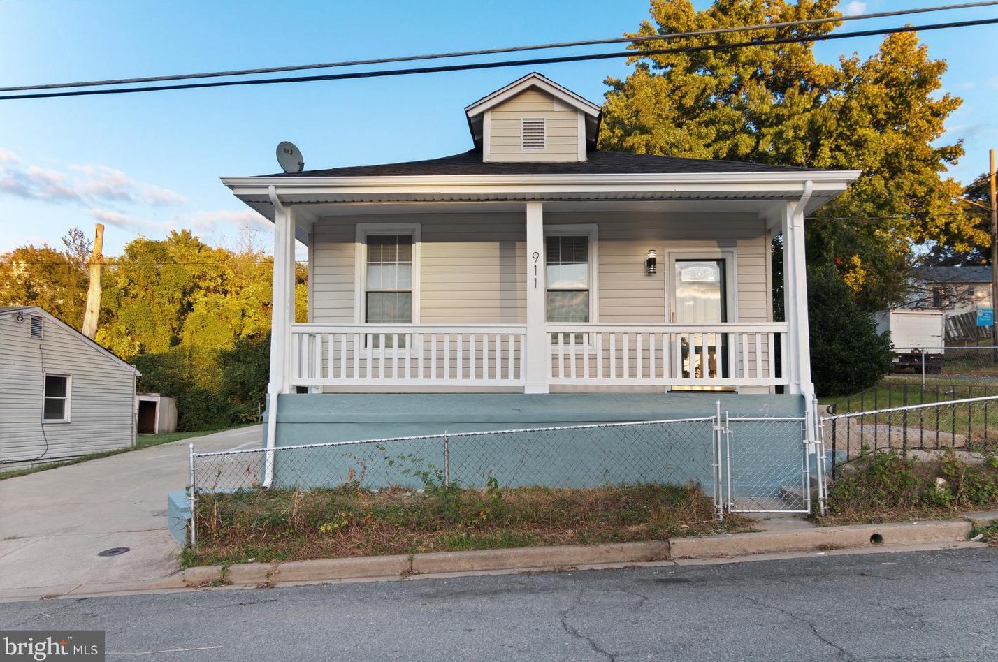 911 Balsamtree Dr, Capitol Heights MD 20743-1427 exterior