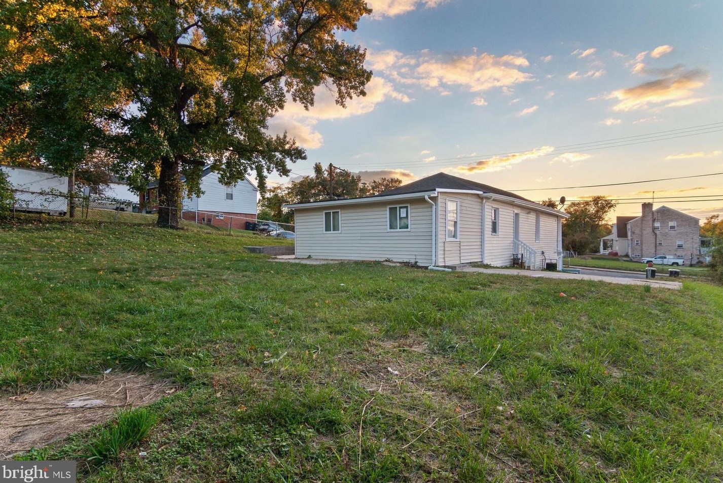 911 Balsamtree Dr, Capitol Heights MD 20743-1427 exterior