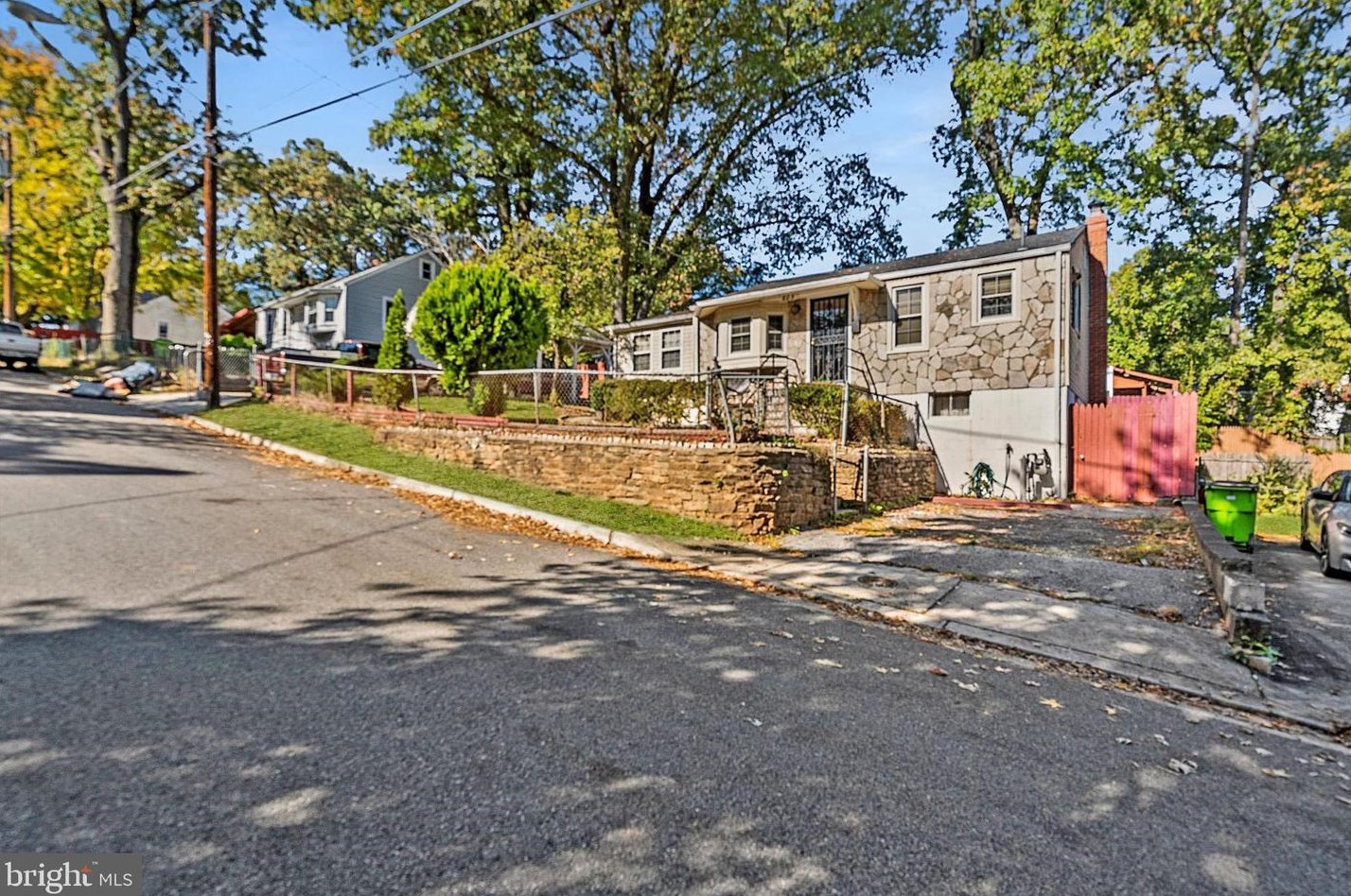 605 Drum Ave, Capitol Heights, MD 20743-2825