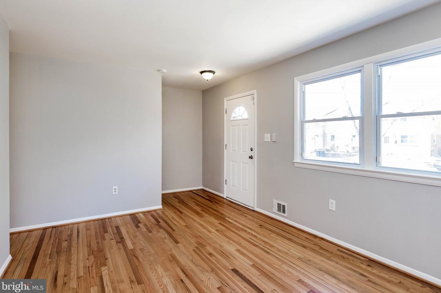 5600 Rollins Ln, Capitol Heights, MD 20743-5549