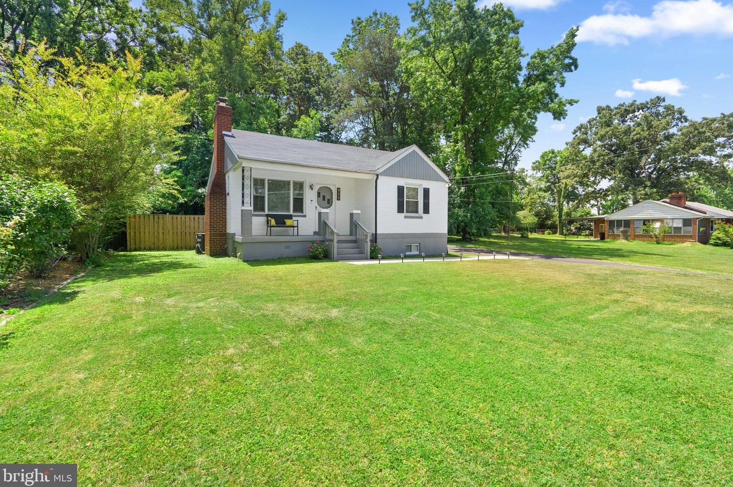 911 Forest Dr, Oxon Hill, MD 20745-1719